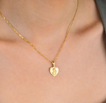 Złota zawieszka medalik serce Matka Boska Częstochowska ZA 7045B 333. Medalik w kształcie serca z wizerunkiem Matki Boskiej. Medalik o bogatej symbolice religijnej. Złota zawieszka próby 333. 8-karatowe złote serduszko .JPG